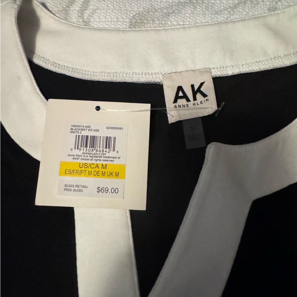 New with tags Anne Klein black blouse with white trim short sleeves medium size
